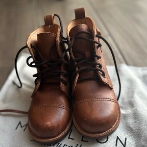 Mikoleon unisex boot.
